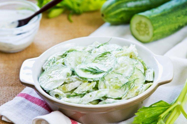 Салат с дайконом, огурцом и греческим йогуртом