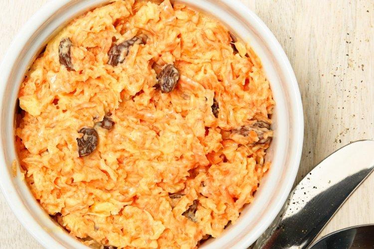Салат с морковью, творогом и греческим йогуртом