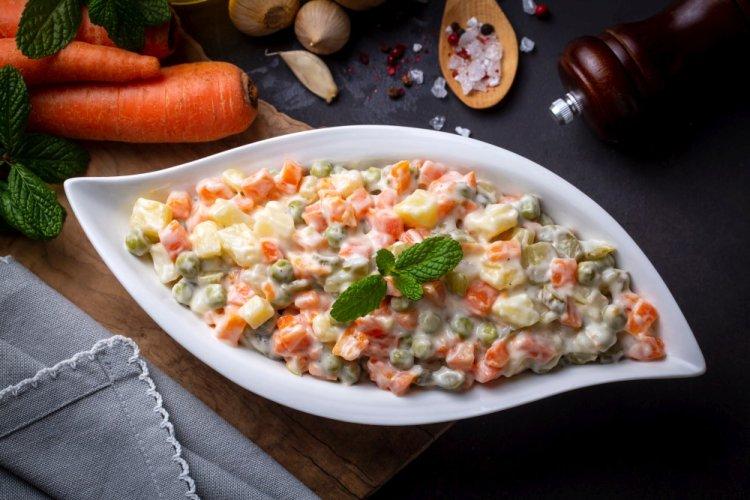 Салат Оливье с греческим йогуртом