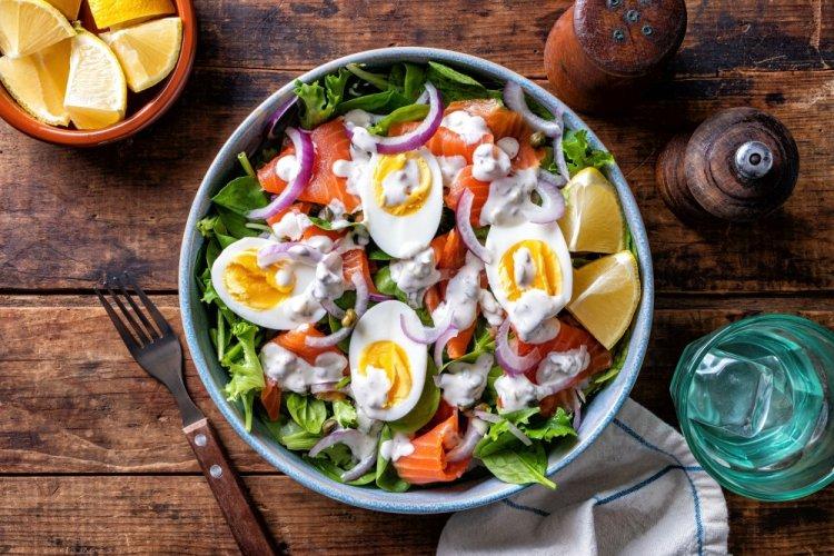 Салат с красной рыбой, яйцом и греческим йогуртом