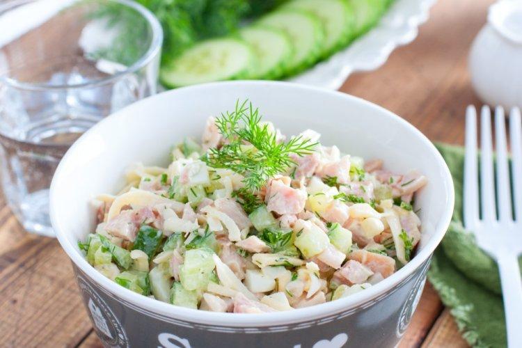 Салат с курицей, огурцом и греческим йогуртом