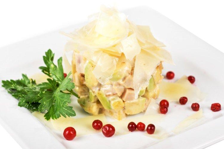 Салат с копченой курицей и греческим йогуртом