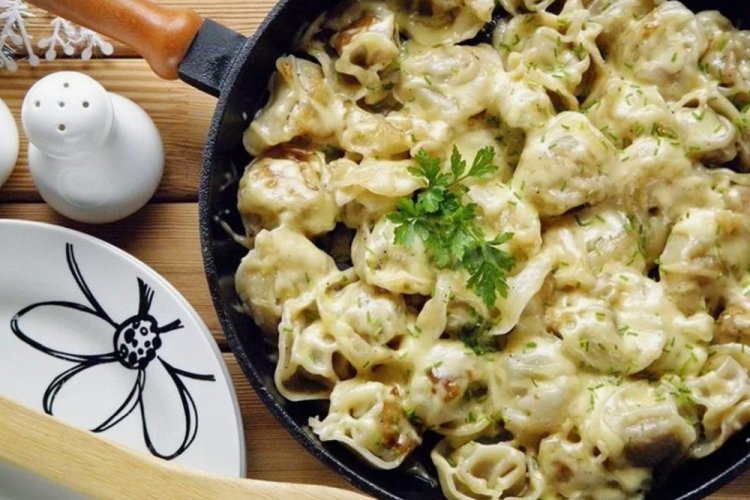 Жареные пельмени с сыром и сливочным соусом Жареные пельмени с сыром и сливочным соусом