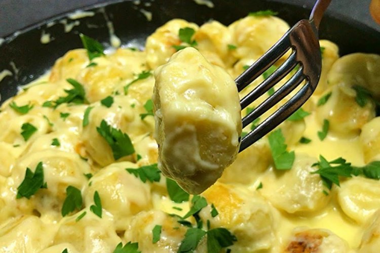 Жареные пельмени с беконом и сливочным соусом Жареные пельмени с беконом и сливочным соусом