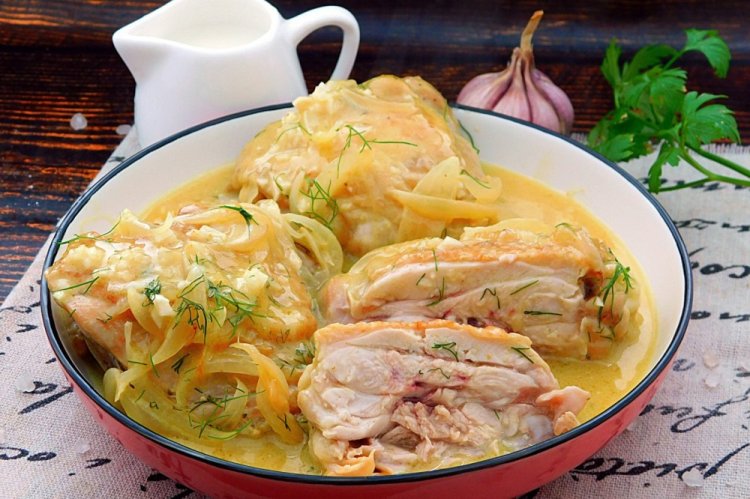 Куриные бедра с луком и сметаной на сковороде Куриные бедра с луком и сметаной на сковороде