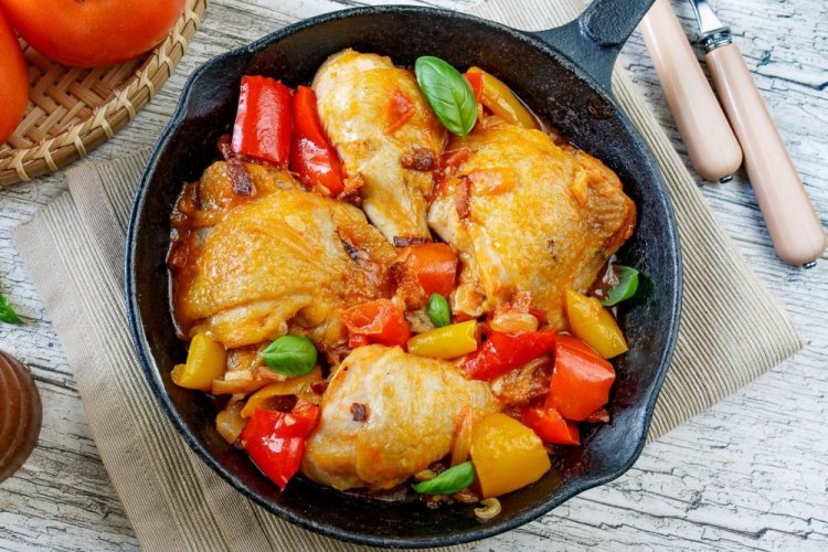 Куриные бедра с овощами на сковороде Куриные бедра с овощами на сковороде