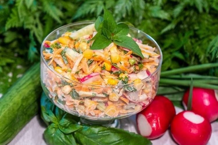 Салат с редиской, яйцом, морковью и кукурузой Салат с редиской, яйцом, морковью и кукурузой