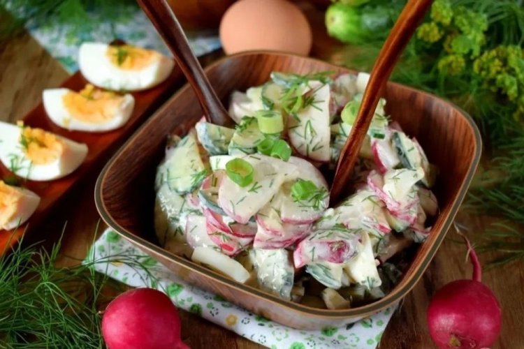 Салат с редиской, яйцами и огурцом Салат с редиской, яйцами и огурцом