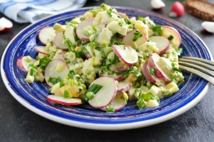 Салат с редиской, яйцом, картошкой и сосисками Салат с редиской, яйцом, картошкой и сосисками