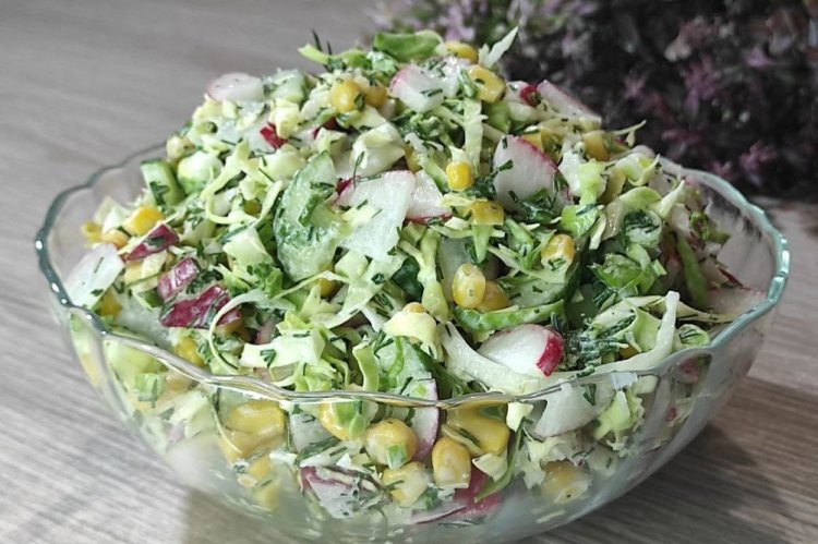 Салат с редиской, яйцом и капустой Салат с редиской, яйцом и капустой