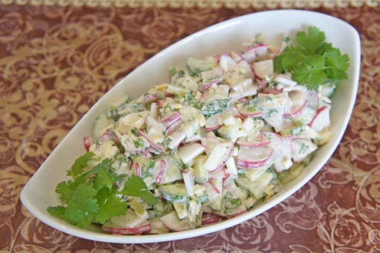 Салат с редиской, яйцами и сыром Салат с редиской, яйцами и сыром