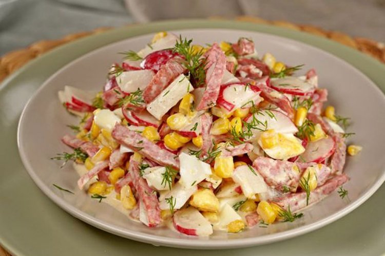 Салат с редиской, яйцом и копченой колбасой Салат с редиской, яйцом и копченой колбасой