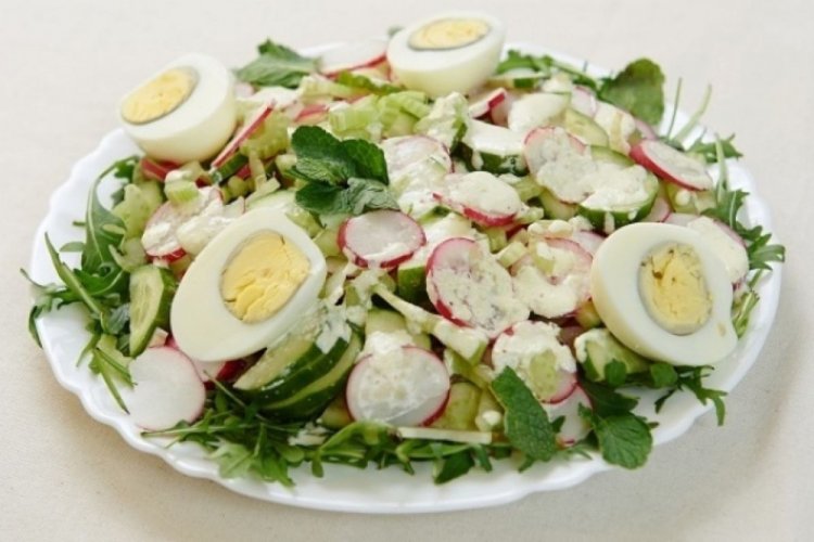 Салат с редиской, яйцом и салатными листьями Салат с редиской, яйцом и салатными листьями