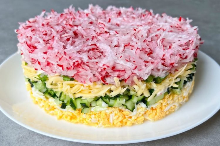 Слоеный салат с редиской и яйцом Слоеный салат с редиской и яйцом