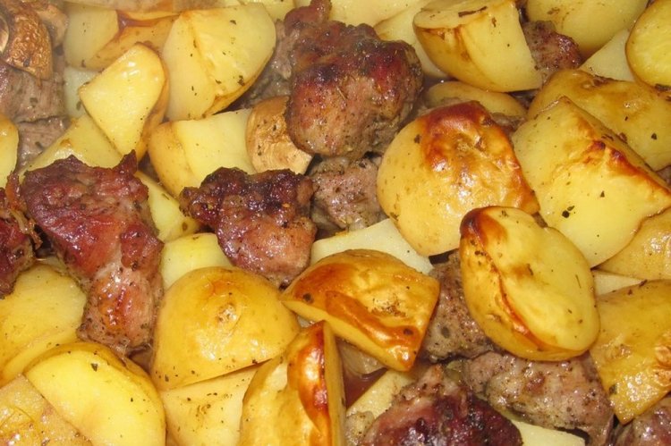 Мясо с картошкой в соевом соусе на противне Мясо с картошкой в соевом соусе на противне