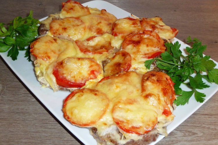 Картошка с мясом и помидорами в духовке Картошка с мясом и помидорами в духовке