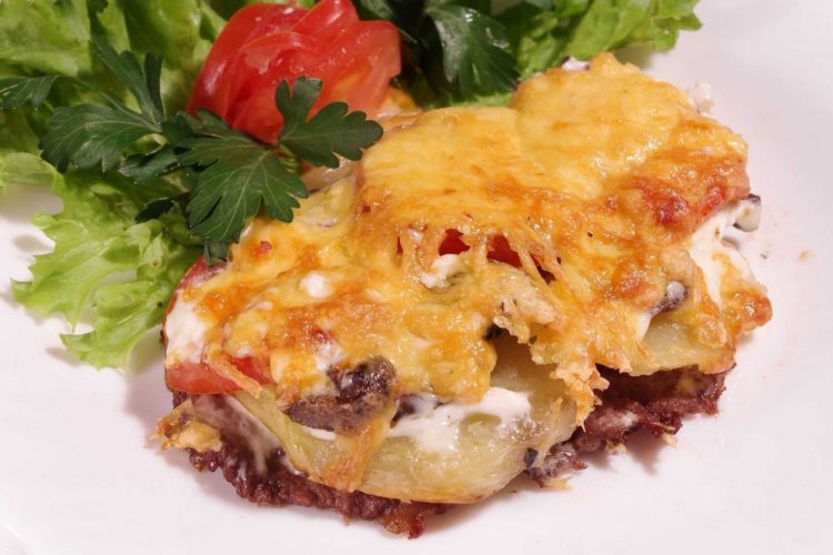 Картошкой с грибами и мясом на противне в духовке Картошкой с грибами и мясом на противне в духовке