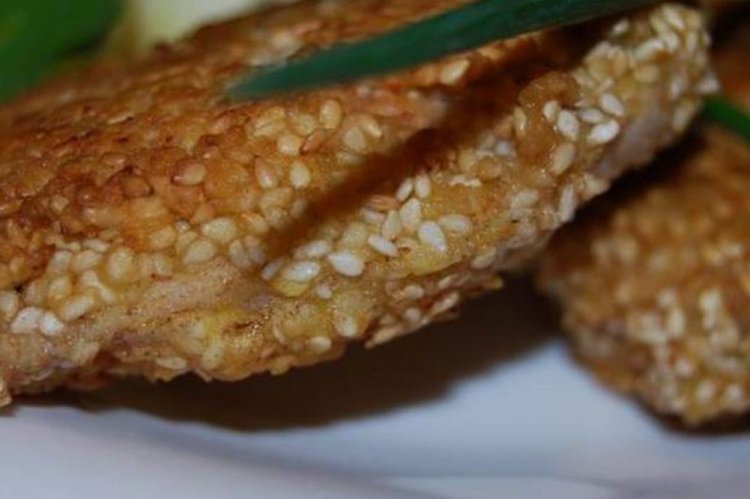Медальоны из индейки в кунжуте Медальоны из индейки в кунжуте