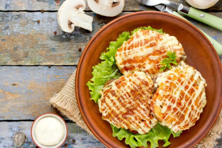 Куриные медальоны с грибами под сыром Куриные медальоны с грибами под сыром