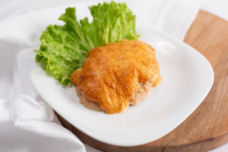 Куриные медальоны с луком и яблоками Куриные медальоны с луком и яблоками