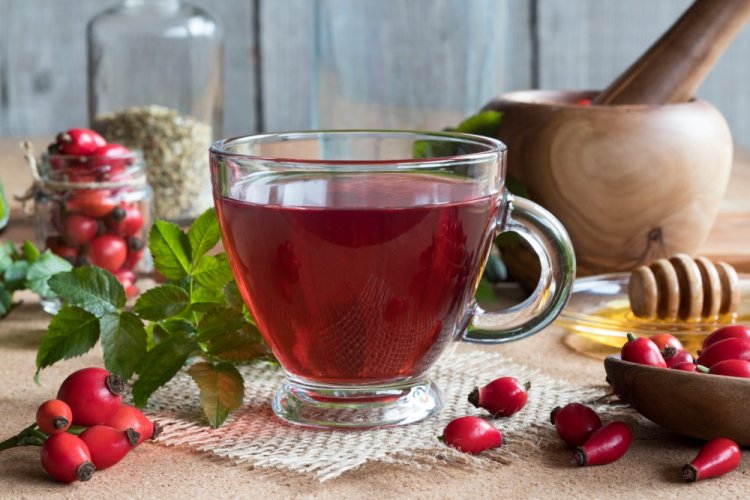 Компот из шиповника и сушеных яблок с медом Компот из шиповника и сушеных яблок с медом