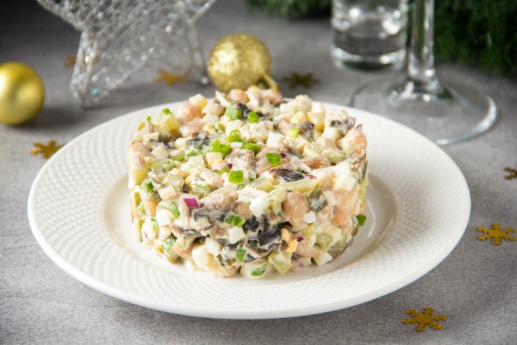 Салат «Обжорка» с курицей, фасолью и корейской морковью Салат «Обжорка» с курицей, фасолью и корейской морковью