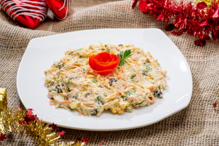 Салат «Обжорка» с вареной курицей Салат «Обжорка» с вареной курицей
