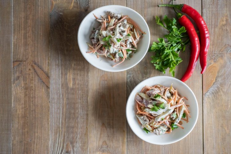 Салат «Обжорка» с куриной печенью и зеленым горошком Салат «Обжорка» с куриной печенью и зеленым горошком