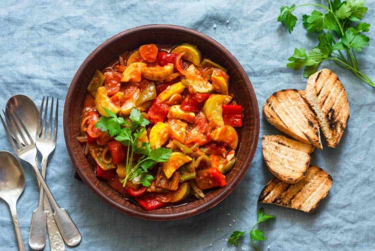 Тушеные кабачки с овощами Тушеные кабачки с овощами