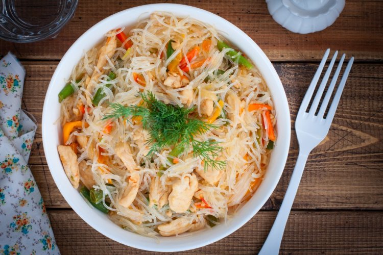 Фунчоза с курицей и замороженными овощами Фунчоза с курицей и замороженными овощами