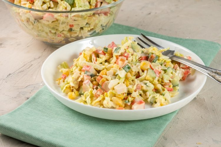 Салат с крабовыми палочками и капустой Салат с крабовыми палочками и капустой
