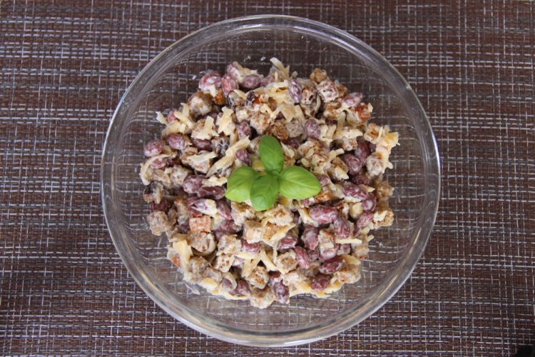 Салат со шпротами и сыром Салат со шпротами и сыром