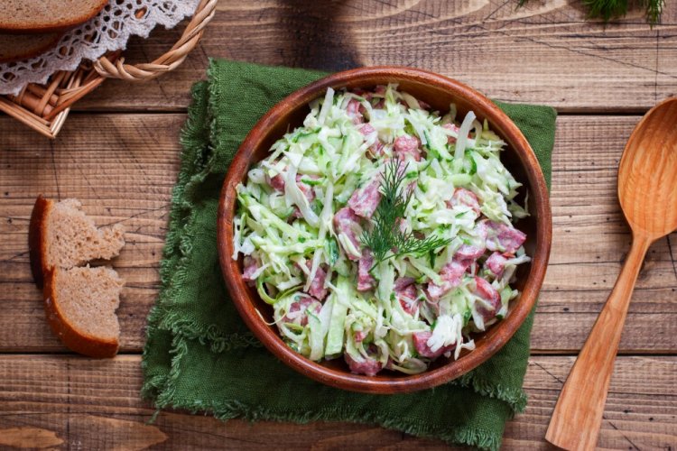 Салат с капустой, колбасой и майонезом на скорую руку Салат с капустой, колбасой и майонезом на скорую руку