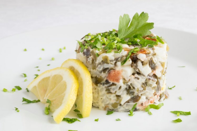 Салат с крабовыми палочками и морской капустой Салат с крабовыми палочками и морской капустой