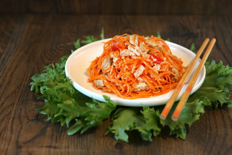 Салат с корейской морковью и копченой курицей Салат с корейской морковью и копченой курицей