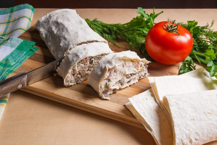 Лаваш с плавленым сыром и зеленью Лаваш с плавленым сыром и зеленью