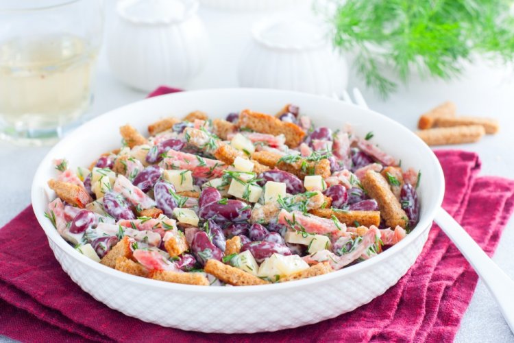Салат с фасолью, колбасой и сухариками Салат с фасолью, колбасой и сухариками