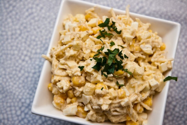 Салат со шпротами и кукурузой Салат со шпротами и кукурузой