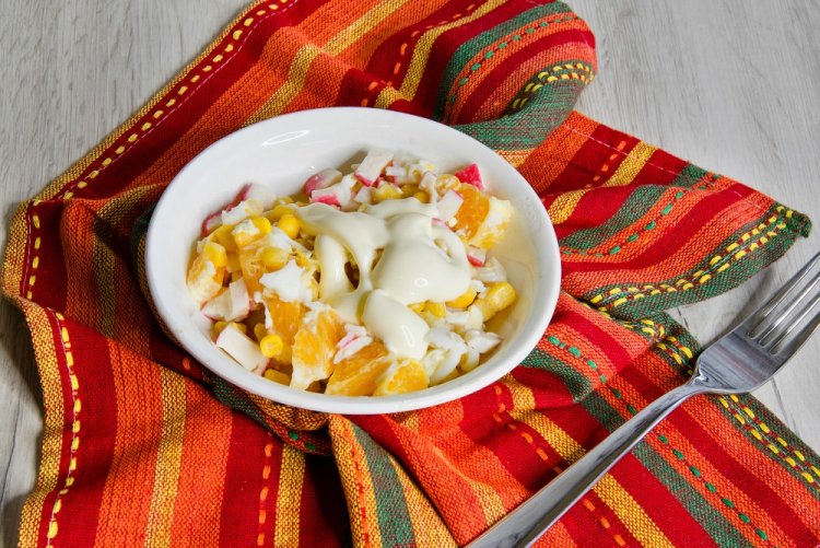 Салат с крабовыми палочками и апельсинами Салат с крабовыми палочками и апельсинами