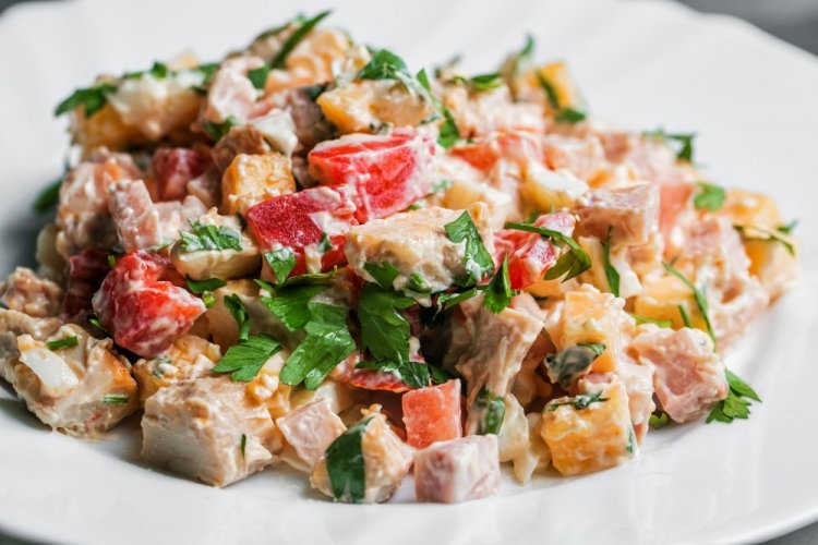Салат с копченой курицей, помидорами и сухариками Салат с копченой курицей, помидорами и сухариками