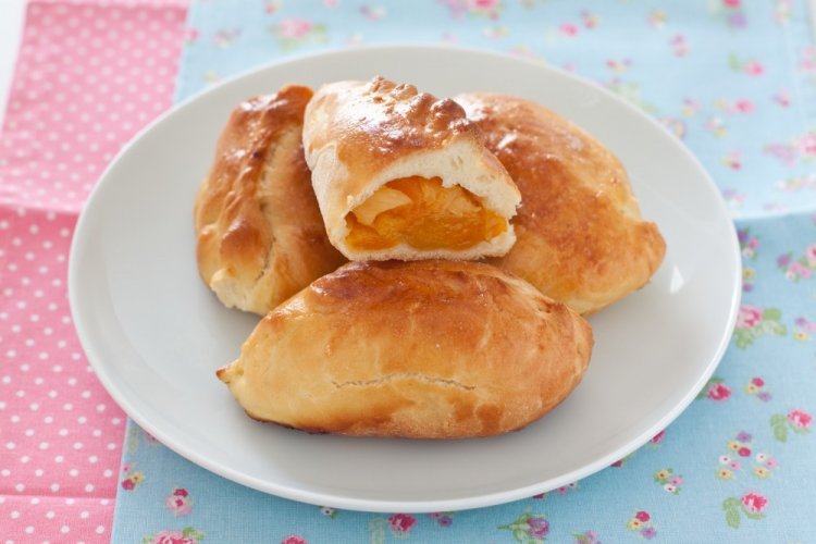 Пирожки с абрикосами в духовке