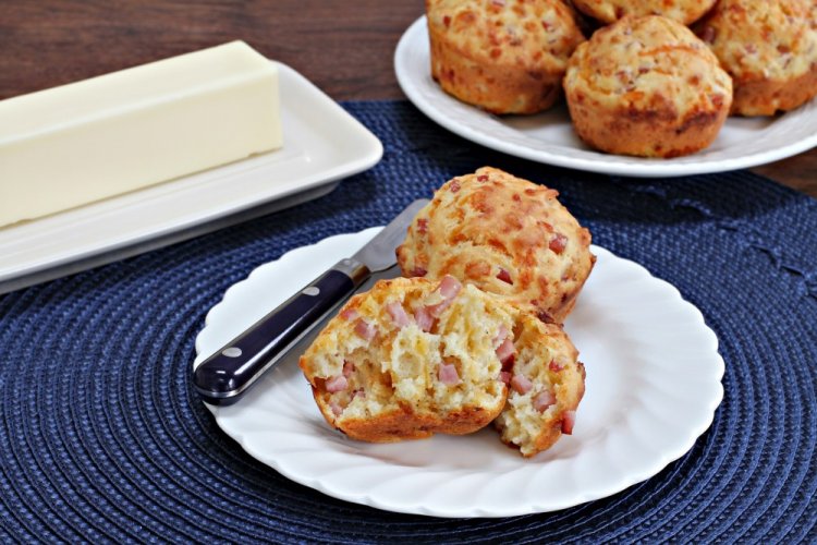 Маффины с ветчиной и сыром на кефире Маффины с ветчиной и сыром на кефире