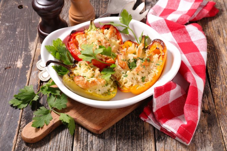 Фаршированные перцы с рисом и овощами в аэрогриле