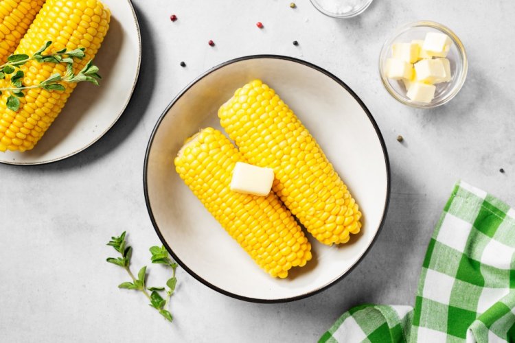 Вареная кукуруза со сливочным маслом Вареная кукуруза со сливочным маслом