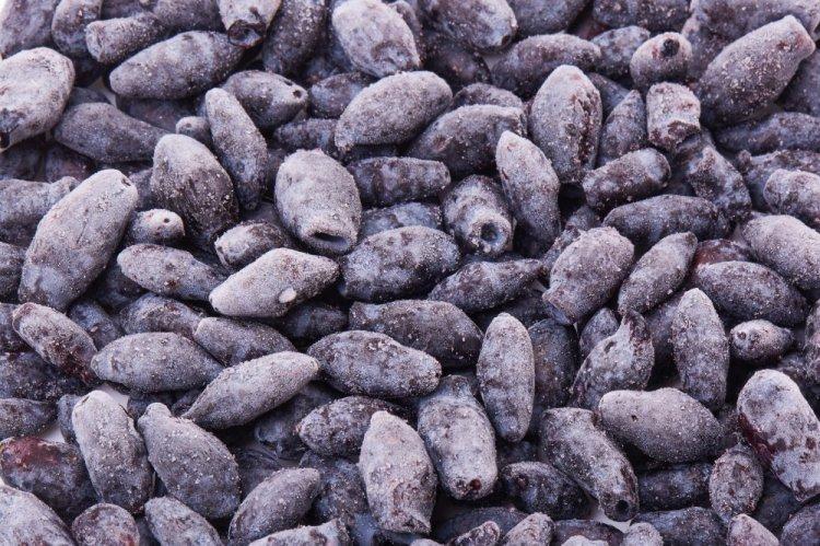 Замороженная жимолость целиком