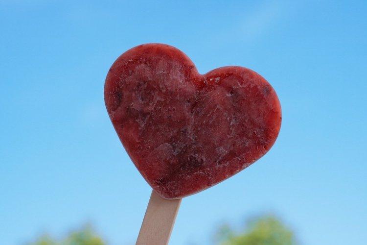 Замороженный сок из жимолости