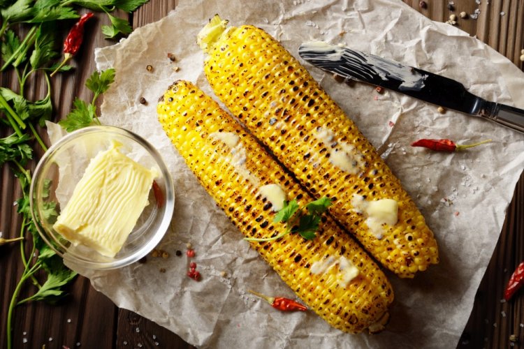 Запеченная кукуруза со сливочным маслом и итальянскими травами