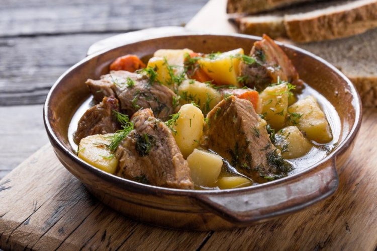 Картошка с мясом и луком в афганском казане