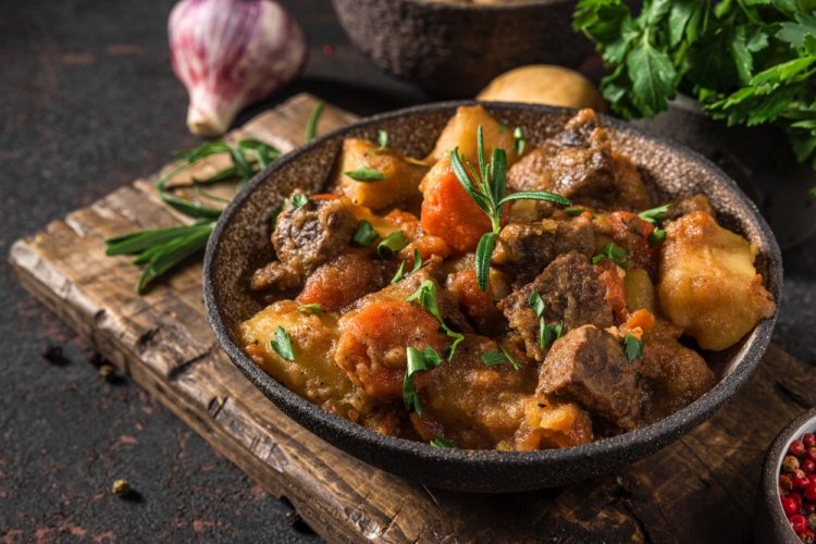 Картошка с мясом и вином в афганском казане