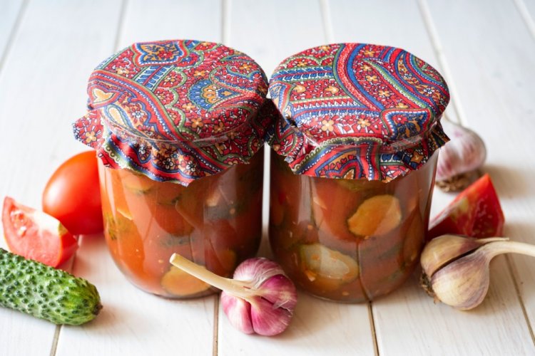 Огурцы с луком в краснодарском соусе на зиму Огурцы с луком в краснодарском соусе на зиму